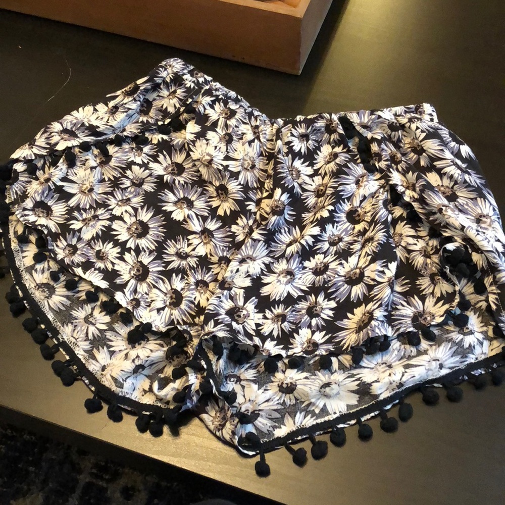 Flower Pom Pom short